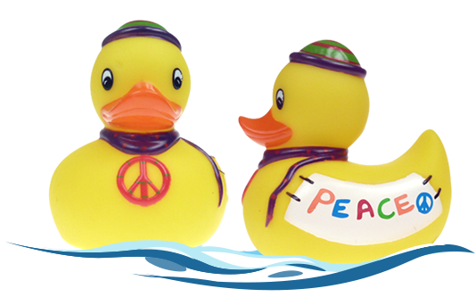 Badeente Pepe Peace mit Aufschrift "Peace" an der Seite und einem Peace Symbol vorne